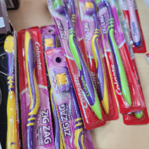 Colgate ZIG Zag deep clean between trrth